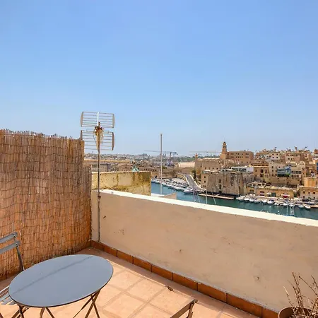 Three Cities 3 Bedroom Townhouse With Rooftop Terrace And Marina Views شقة