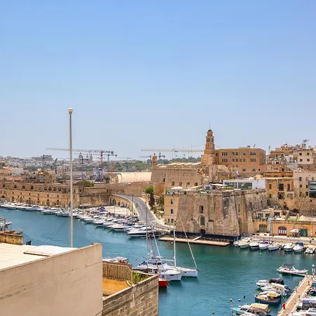 Three Cities 3 Bedroom Townhouse With Rooftop Terrace And Marina Views * بيرغو